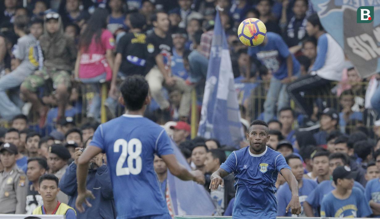Striker Perserang Serang, Oktovianus Maniani, saat pertandingan melawan Persib Bandung pada laga persahabatan di Stadion Maulana Yusuf, Serang, Kamis (1/3/2018). Persib menang 6-0 atas Perserang. (Bola.com/M Iqbal Ichsan)