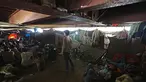 Sejumlah orang menonton film di bioskop darurat yang terletak di bawah jembatan di kuartal tua Delhi, India (25/5). Bioskop ini berada di bawah jembatan berusia 140 tahun di ibukota India. (REUTERS/Cathal McNaughton)