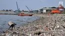 Seorang pemulung memilah sampah di tengah aktivitas pembersihan yang dilakukan Dinas Lingkungan Hidup Kepulauan Seribu, Jakarta, Rabu (28/3). (Merdeka.com/Iqbal S. Nugroho)