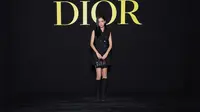 Jisoo BLACKPINK tampil garang mengenakan SS24 black wool suit dress, tas dan sepatu serba Dior. [Dior]