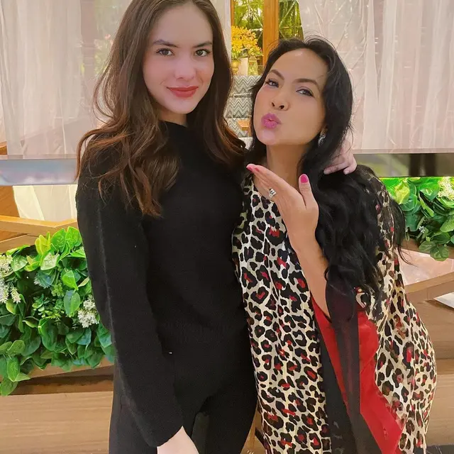 6 Potret Steffi Zamora dan Ibunda, Bak Kakak Adik