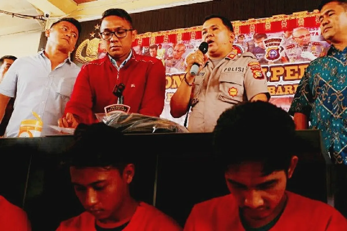 Dua polisi gadungan ditangkap personel Polsek Limapuluh, Pekanbaru, setelah berusaha memeras warga.