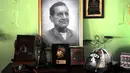 Potret mendiang Wali Kota Pemadam Kebakaran dan Kepala Brigade Keempat Luis Modesto Paez Montalvo yang meninggal karena COVID-19 23 April lalu, Guayaquil, Ekuador, 23 Juni 2020. Kematian global akibat COVID-19 hampir satu juta, sepertiganya terjadi di Amerika Latin. (JOSE SANCHEZ LINDAO/AFP)
