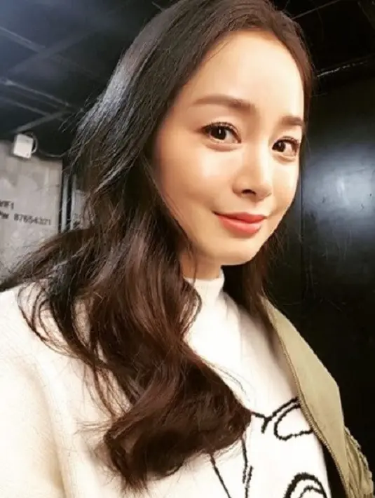 "Aku akan berusaha buat menyapa kalian dengan produksi yang bagus. Selalu sehat dan bahagia sampai kita bertemu lagi. Semangat," tutupnya. (Foto: instagram.com/taehee35)