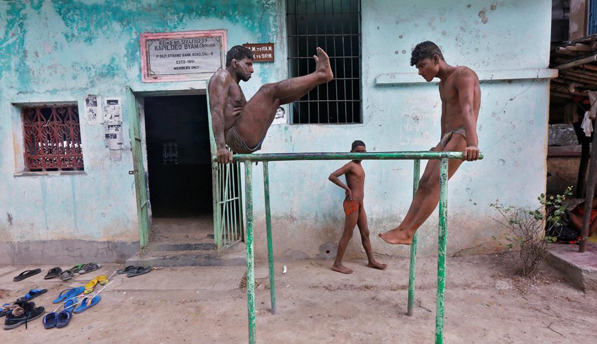 Pegulat berlatih di Pusat Latihan Gulat Tradisional India di pinggiran Sungai Gangga untuk persiapan turnamen gulat lumpur Bengal di Kolkata, India, (17/5/2016). (Reuters/Rupak De Chowdhuri)