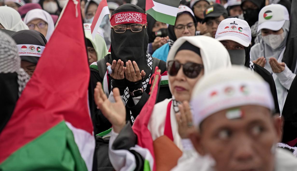 Tidak hanya orang dewasa, anak-anak bahkan balita pun diajak orang tuanya untuk meramaikan aksi tersebut. (AP Photo/Dita Alangkara)