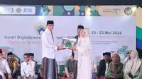 Sandiaga Uno menerima cinderamata dari santri Lemka Sukabumi, di Ponpes Syamsul Ulum Kota Sukabumi (Liputan6.com/Fira Syahrin).