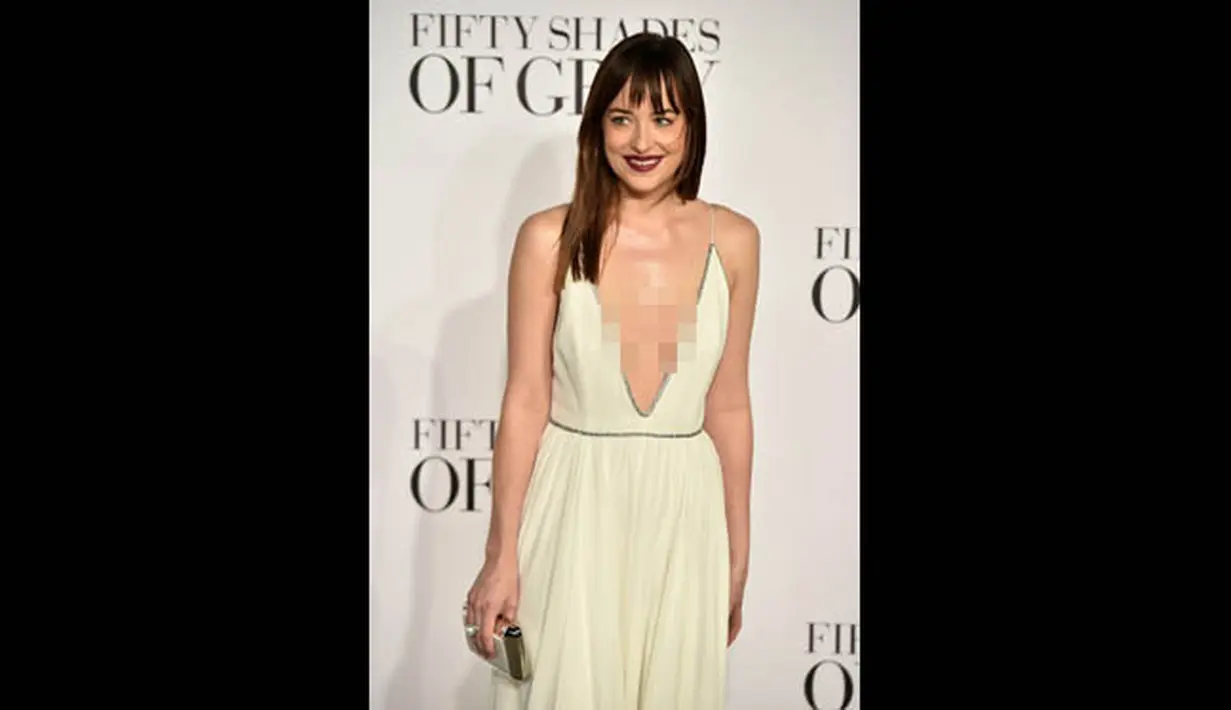 Dakota Johnson menyempurnakan penampilannya dengan lipstik merah tua saat menghadiri premiere film Fifty Shades of Grey di London, Kamis (12/2/2015). (AFP PHOTO/LEON NEAL)
