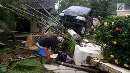 Warga mencari barang yang tersisa pasca gelombang Tsunami Anyer di Tanjung Lesung Resort, Pandeglang, Banten (23/12). BNPB mencatat hingga Minggu, pukul 16.00 WIB 222 orang meninggal dunia, 843 luka-luka dan 28 orang hilang. (merdeka.com/Arie Basuki)