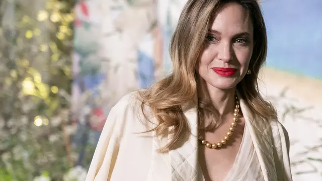 Kejutan, Busana Rancangan Angelina Jolie Debut Perdana di Karpet Merah Oscar 2024