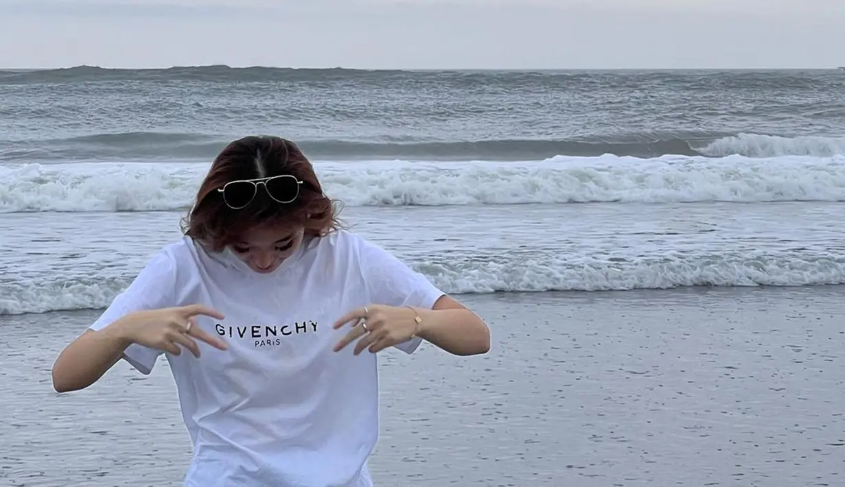 Perempuan yang saat ini menempuh kuliah di Australia ini sangat antusias saat ke pantai. Berbagai pose sumringahnya saat ke pantai ini menyita perhatian netizen. Netizen berkomentar bahwa kebahagiaan Livy juga merupakan kebahagiaan mereka. (Liputan6.com/IG/@livyrenata)