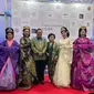 Dubes Indonesia untuk Korea Gandi Sulistiyanto, dan istri beliau, Susi A. Sulistiyanto bersama para peserta lomba hanbok. (Dok: KBRI Seoul)