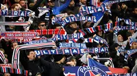 Aksi fans PSG saat mendukung timnya melawan Dijon pada laga Ligue 1 di Parc des Princes stadium, Paris, (17/1/2018). PSG menang telak 8-0. (AFP/Christophe Simon)