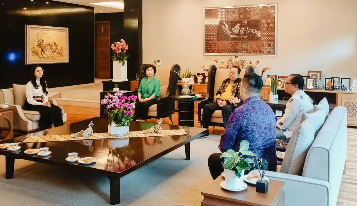 Ia mengenakan kemeja putih lengan panjang dipadukan dengan rok tutu hitam dan sneakers [@arumibachsin_94]