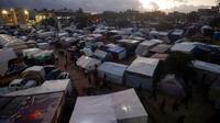 Warga Palestina yang mengungsi akibat pemboman Israel di Jalur Gaza terlihat di tenda-tenda di Kota Khan Younis, Rabu (13/12/2023). Serangan Israel mulai menargetkan kota utama di selatan Gaza, yaitu Khan Younis dan Rafah. (AP Photo/Mohammed Dahman)