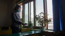Mahasiswa mendisinfeksi ruang kelas sebelum perkuliahan sebagai upaya mencegah penyebaran pandemi Covid-19 di Universitas Kedokteran Pyongyang, Rabu (22/4/2020). Sejak pandemi itu muncul di China, Korea Utara menutup perbatasannya dan mengkarantina ribuan warganya serta warga asing (KIM Won Jin/AFP)
