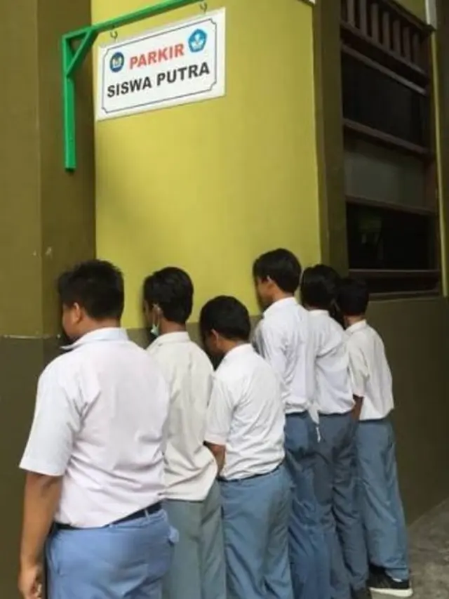 Meski Pernah Kesal, Tapi 9 Momen Dihukum Guru Ini Bikin Kangen Sekolah
