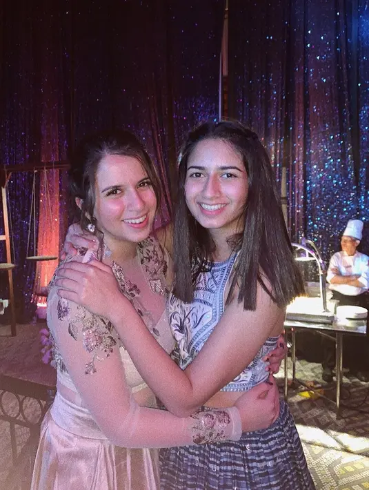 Sama-sama berparas cantik. Sairaa tampil kompak dengan adiknya Nayla. Sairaa mengaku sangat menyayangik adik perempuaannya tersebut (Instagram/sairaapunjabi)