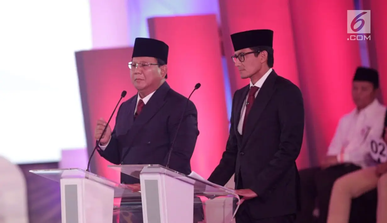 Capres-cawapres nomor urut 02 Prabowo Subianto (kiri) dan Sandiaga Uno saat memaparkan visi misi dalam debat Pilpres 2019, Jakarta, Kamis (17/1). (Liputan6.com/Faizal Fanani)
