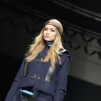 Pasangan yang kian dimabuk cinta, siapa lagi kalau bukan Zayn Malik dan Gigi Hadid. Tampil layaknya pre wedding, Zayn dan Gigi sukses sita perhatian para netizen ketika melihat sesi pemotretan di Italia. (AFP/Bintang.com)