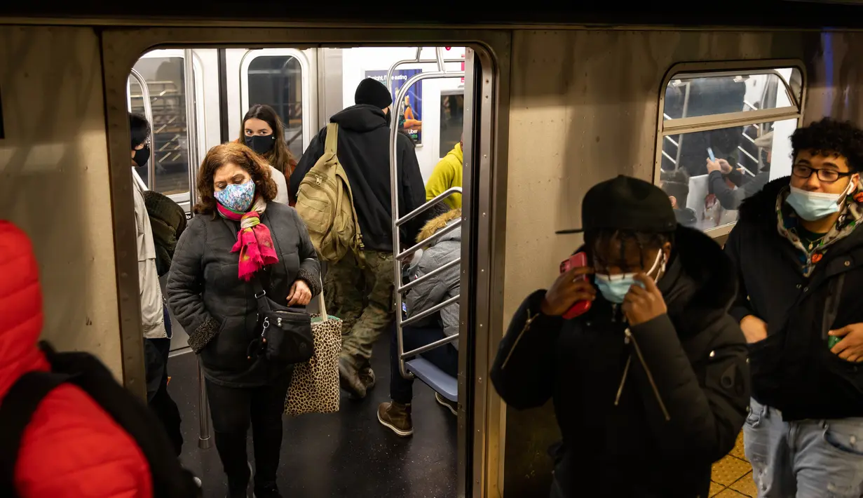 Warga menaiki kereta bawah tanah di New York, Amerika Serikat (AS) (12/12/2020). Total kasus COVID-19 di AS menembus angka 16 juta pada Sabtu (12/12), menurut Center for Systems Science and Engineering (CSSE) di Universitas Johns Hopkins. (Xinhua/Michael Nagle)