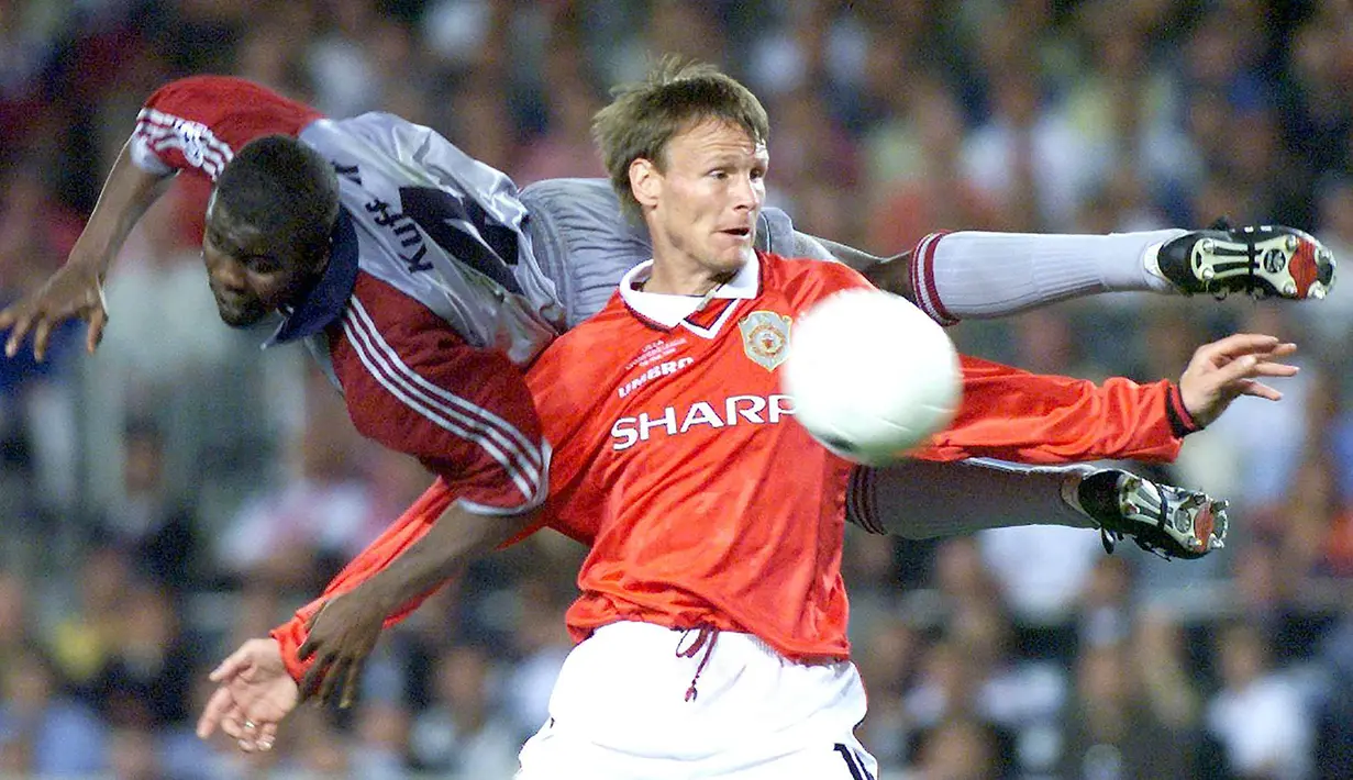 6. Teddy Sheringham - Diboyong Sir Alex Ferguson dari Tottenham saat usianya sudah 31 tahun. Meski sudah tua, pada musim 1998/1999 striker Inggris ini mampu ikut serta mengantar MU meraih gelar treble. (AFP/Eric Cabanis)