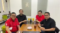 Sekretaris Jenderal (Sekjen) Partai Demokrat Teuku Riefky Harsya dan Sekjen PDI Perjuangan Hasto Kristiyanto diam-diam melakukan pertemuan pada malam ini, Minggu (11/6/2023). (Muhammad Genantan Saputra/Merdeka.com)