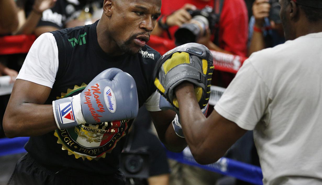 Jelang mega duel melawan Manny Pacquiao, Mayweather berlatih keras. (AP Photo/John Locher)