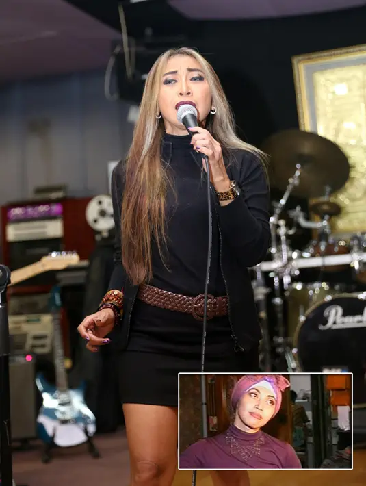 Setelah resmi cerai dengan suaminya, Andi Analta Baso Amir, Trie Utamie tampil tanpa hijab. Sebelumnya, ia mengenakan busana muslim dengan hijab rapi. Seperti diketahui, suaminya tokoh masyarakat dan juga syiar ajaran Islam. (dok. Bintang.com)