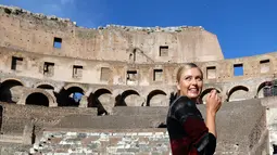 Petenis asal Rusia, Maria Sharapova berpose saat mengunjungi Colosseum, Roma, Italia (14/5). Jelang turnamen tenis Italia Terbuka Sharapova menyempatkan jalan-jalan ke tempat bersejarah tersebut. (AP Photo / Gregorio Borgia)