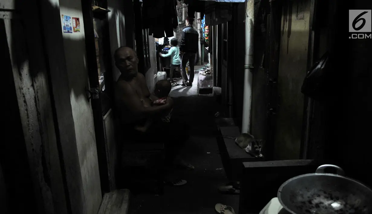 Aktivitas warga Gang Venus, Kelurahan Jembatan Besi, Kecamatan Tambora, Jakarta, Kamis (5/9/2019). Penggunaan listrik berlebihan akibat minimnya cahaya matahari yang masuk ke Gang Venus dapat memicu terjadinya kebakaran(merdeka.com/Iqbal Nugroho)