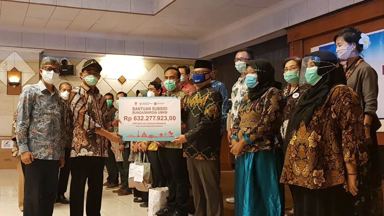 Penyerahan subsidi margin non KUR ke KSPPS Baitul Maal wa Tamwil (BMT) Usaha Gabungan Terpadu (UGT) Sidogiri, di Jawa Timur senilai Rp 632 juta.