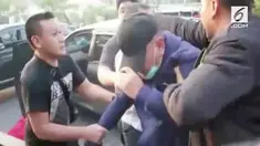 Buron kasus korupsi Wisnu Wardhana melakukan perlawanan saat ditangkap Kejaksaan. Ia menabrak sepeda motor petugas yang menghadang mobilnya.