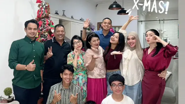 Febby Rastanty Bersama Suami saat Rayakan Natal Bersama Ibundanya