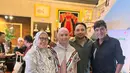 Anti monoton, Meisya Siregar gunakan syal bermotif yang lapisi paduan hijab dan pleated dress monokrom [@meisya_siregar]