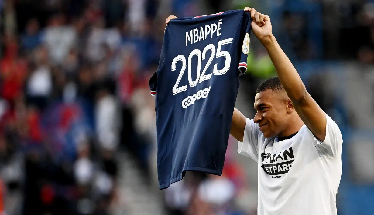 Kylian Mbappe kembali membuktikan kualitasnya sebagai pemain top dunia saat mempersembahkan kemenangan untuk PSG atas Metz pada laga Ligue 1. Pemain muda asal Prancis ini tampil bersinar dengan memborong tiga gol dalam kemenangan 5-0 melawan Metz. (AFP/Anne-Christine Poujoulat)