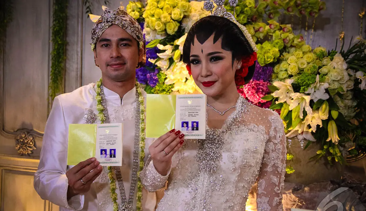Jumat (17/10/14), Raffi Ahmad dan Nagita Slavina sah menjadi pasangan suami-istri, Jakarta. (Liputan6.com/Faizal Fanani) 
