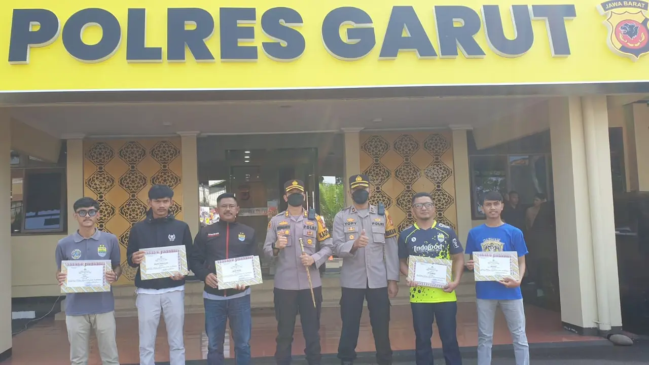 Kapolres Garut AKBP Wirdhanto Hadicaksono, bersama perwakilan Viking Distrik Garut, Ultras, The Bombs, Garman atau Garut Mania, selepas pemberian penghargaan. (Liputan6.com/Jayadi Supriadin)