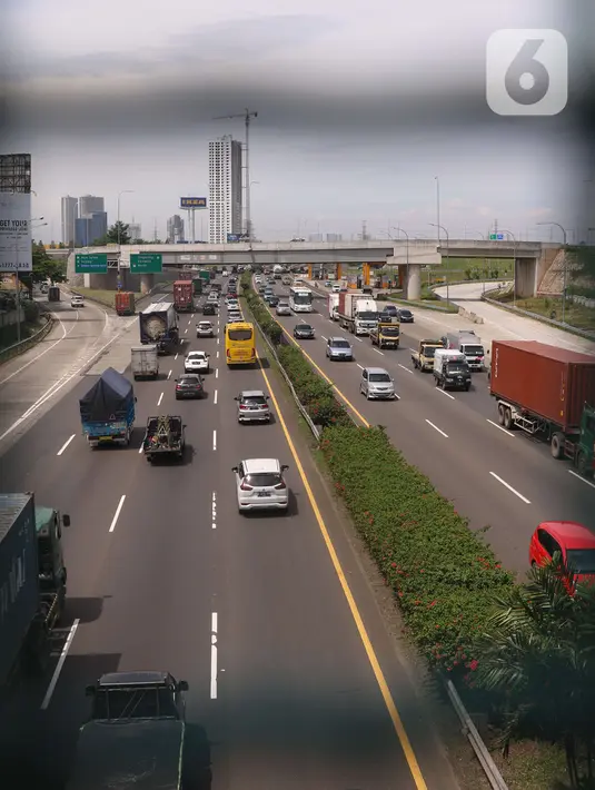 Kendaraan melaju di tol Jakarta-Merak, Tangerang, Sabtu (18/12/2021). Pemerintah menerapkan sejumlah syarat perjalanan darat bagi penumpang atau pengguna moda transportasi darat selama libur Natal dan Tahun Baru 2022 (Nataru), salah satunya menunjukkan kartu vaksin. (Liputan6.com/Angga Yuniar)
