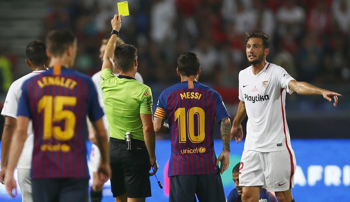 Gelandang Sevilla, Franco Vazquez, mendapat kartu kuning saat melawan Barcelona pada laga Piala Super Spanyol di Stadion Ibn Batouta, Tangiers, Minggu (12/8/2018). Barcelona menang 2-1 atas Sevilla. (AP/Mosa'ab Elshamy)
