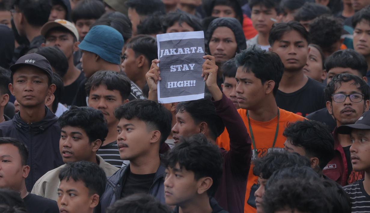 Untuk diketahui, saat ini kedua tim sama-sama memiliki 35 poin dari 16 pertandingan. Tampak dalam foto, ribuan pendukung Persija Jakarta atau The Jakmania memenuhi Persija Training Ground, Bojong Sari, Depok, Jawa Barat, Jumat (9/1/2026). (Bola.com/M Iqbal Ichsan)