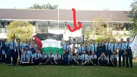 Foto yang menggambarkan sejumlah siswa dan guru di SMKN 2 Sragen tengah membentangkan bendera Palestina dan bendera hitam yang identik dengan Hizbut Tahrir Indonesia (HTI) viral di media sosial. (Solopos/ Endro Supriyadi)