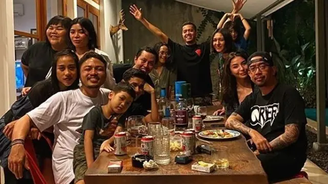 Dikabarkan Dekat, Ini 6 Potret Kebersamaan Manohara Odelia dan Arian 'Seringai'