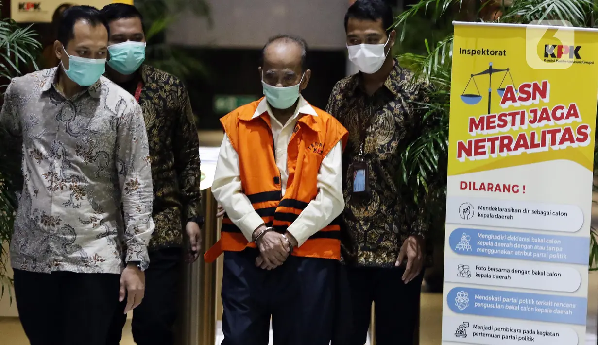 Gubernur Riau 2014-2019 Annas Maamun (ketiga kiri) sesaat sebelum rilis penahanan di Gedung KPK, Jakarta, Rabu (30/3/2022). KPK resmi menahan Annas Maamun atas dugaan menyuap Ketua DPRD Riau 2009-2014, Johar Firdaus terkait pergeseran dan perubahan anggaran proyek. (Liputan6.com/Helmi Fithriansyah)
