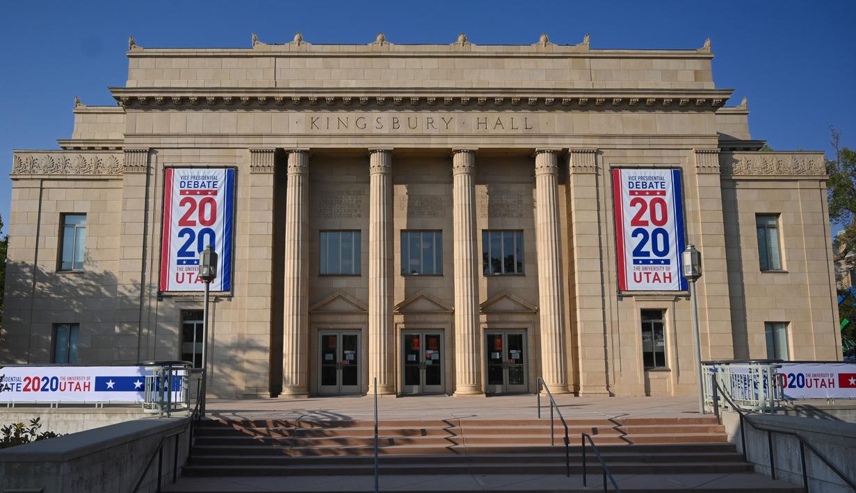 Kingsbury Hall, tempat debat calon wakil presiden AS, terlihat di Universitas Utah di Salt Lake City, Senin (5/10/2020). Universitas Utah akan menjadi tuan rumah debat cawapres petahana Mike Pence dan Senator California Kamala Harris akan digelar pada Rabu 7 Oktober. (Eric BARADAT / AFP)