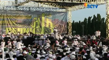 Gubernur DKI Jakarta Anies Baswedan yang hadir turut larut dalam lantunan zikir dan doa bersama ribuan umat muslim.