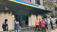 Indomaret di Perumahan Rajeg Gardenia, Desa Rajeg Mulya, Kecamatan Ragej, Kabupaten Tangerang hangus terbakar. Diduga kebakaran akibat korsleting listrik pada mesin ATM. (Liputan6.com/Pramita Tristiawati)