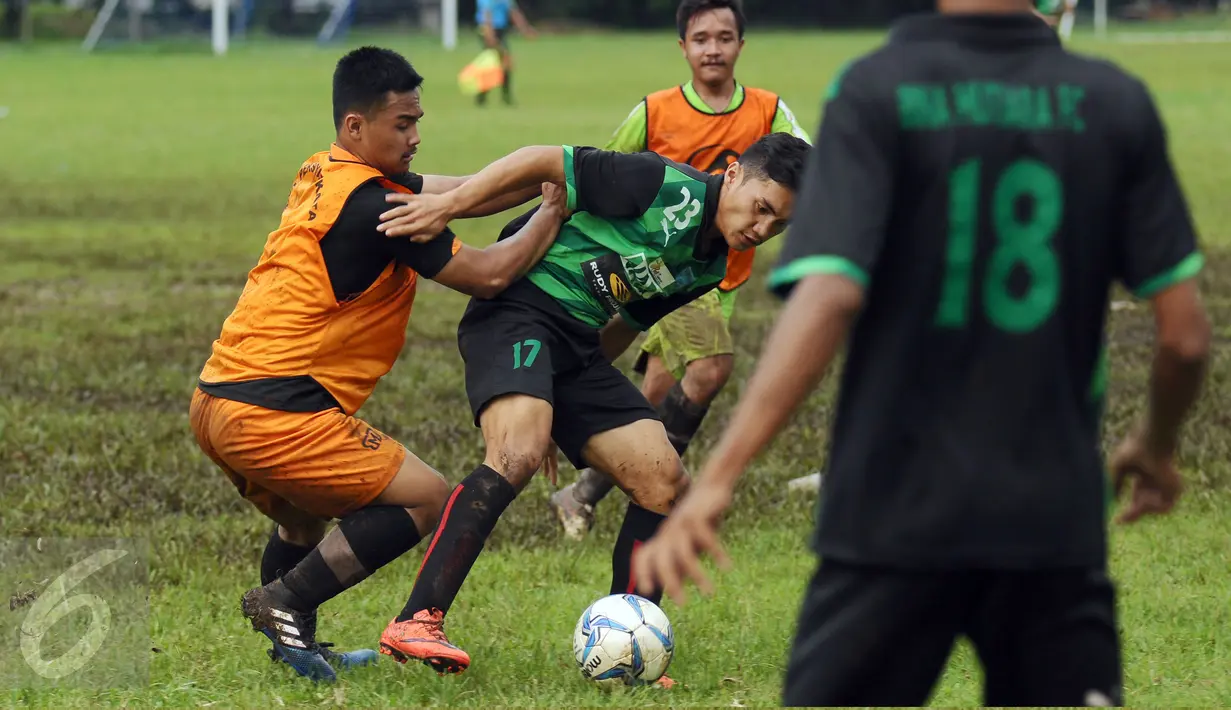 Pesepakbola dari SSB se Jakarta berebut bola saat mengikuti seleksi masuk Timnas Indonesia U-19 di Lapangan Wisma Aldiron, Jakarta, Kamis (23/2). Seleksi langsung dilakukan pelatih Timnas Indonesia U-19, Indra Sjafri. (Liputan6.com/Helmi Fithriansyah)