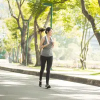 Tidak butuh banyak waktu, jalan kaki di pagi hari sangat bermanfaat untuk kesehatan tubuh/copyright shutterstock/Chompoo Suriyo