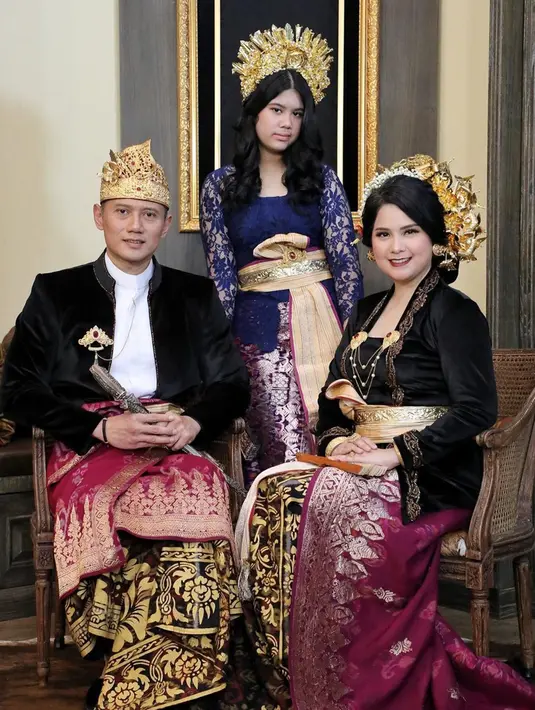 Selain mengikuti upacara, keluarga Annisa dan Agus pun melakukan pemotretan. Mereka juga merayakan ulang tahun Almira yang bertepatan dengan Hari Kemerdekaan Indonesia. Sang buah hati tampak makin menawan di usia remaja.(Liputan6.com/IG/@annisayudhoyono)